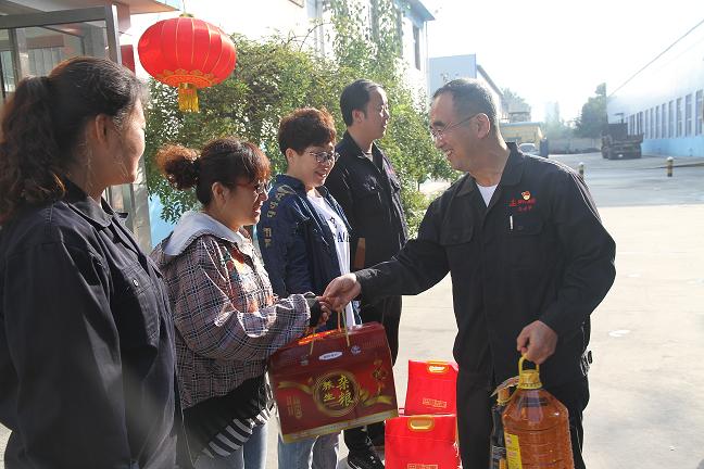 壯麗七十年 禮贊勞動(dòng)者 集團(tuán)公司工會(huì)國(guó)慶前夕慰問(wèn)勞模工匠30.jpg